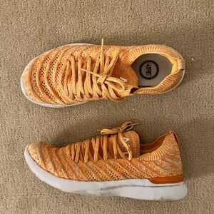 Women’s APL techloom wave sneakers - size 6.5